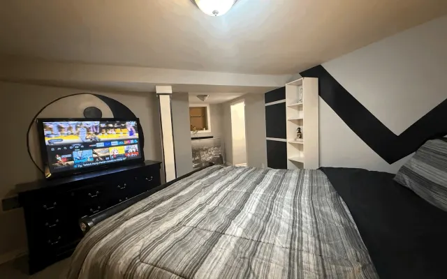 Private Basement Apartment w/Bath, Farm Stay Near Airport