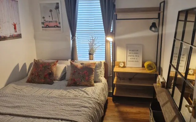 Acogedora habitación con cama king super cómoda con baño privado.