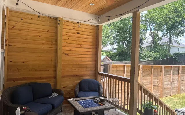 Beautiful home 10 mins from downtown. Spacious backyard - copy 01