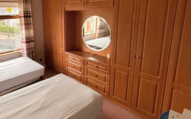 Warm, Peaceful Room with Great Transport Access