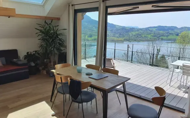 Ein Aufenthalt mit Blick auf den See