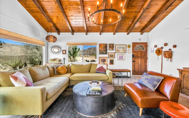 Desert Nest — 2bd cabin on ridge w/ mountain views