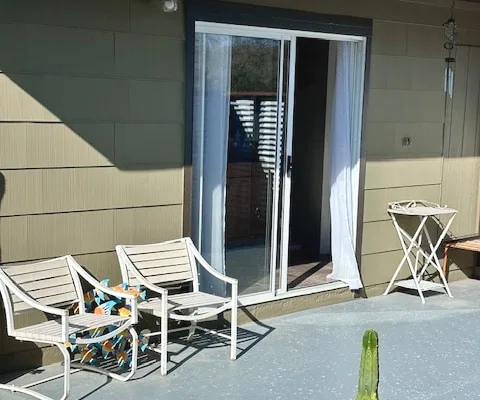 Camera da letto principale con bagno privato in un rifugio rustico