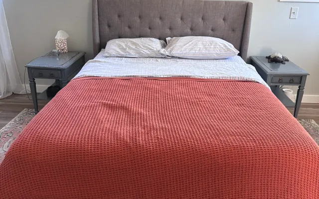 Hauptschlafzimmer mit eigenem Bad im rustikalen Rückzugsort
