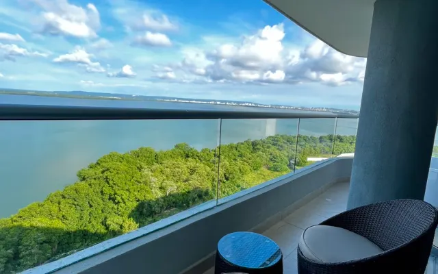 Piso 14 de lujo 2BR-Jacuzzi Balcón-Cerca del aeropuerto