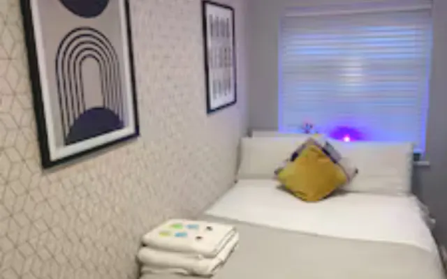 Modern Clean Double Room with Private Bathroom