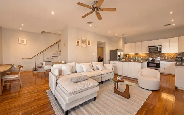 Modern 3BR Designer Home Fast WiFi 10-min Downtown