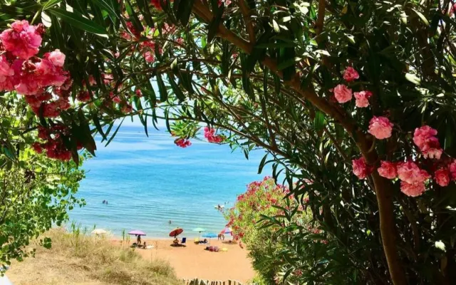 Vacation apartment with sea view and beach access