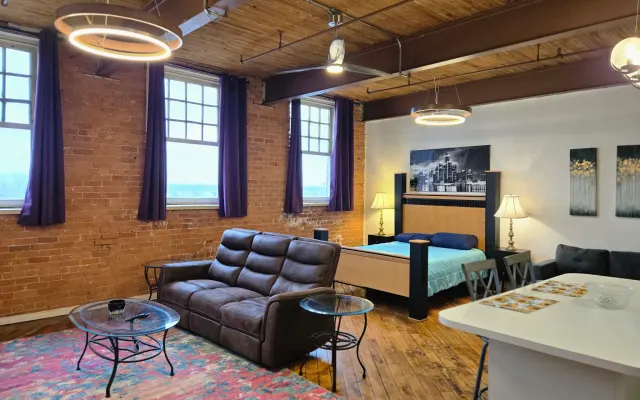 Detroit Motorcity Riverfront Loft