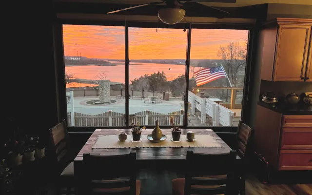 Riverview loft on bike path (walking distance to downtown)