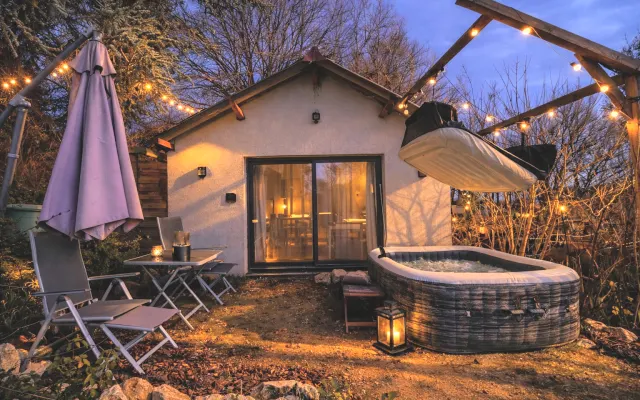 Cottage with private hot tub near Chaumont