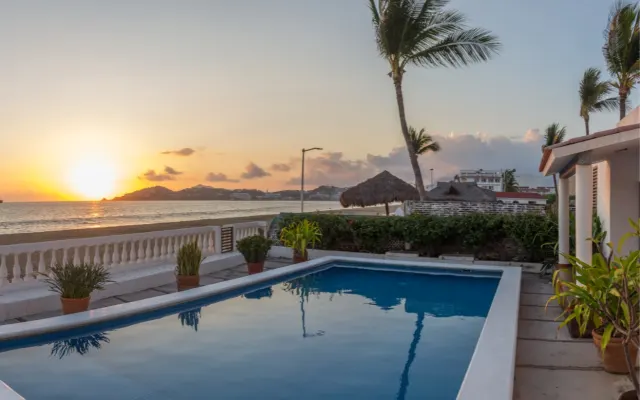 Bungalow with private pool on the beachfront