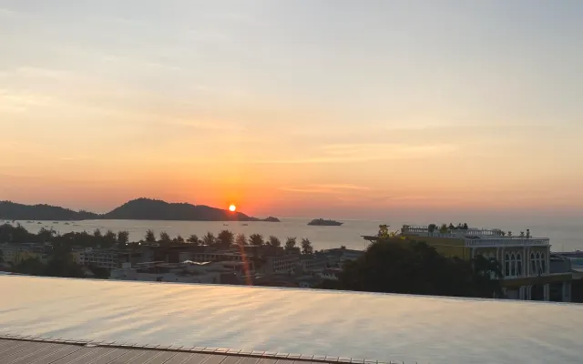 Appartamento nuovo e luminoso con vista unica sul mare e sulla città.