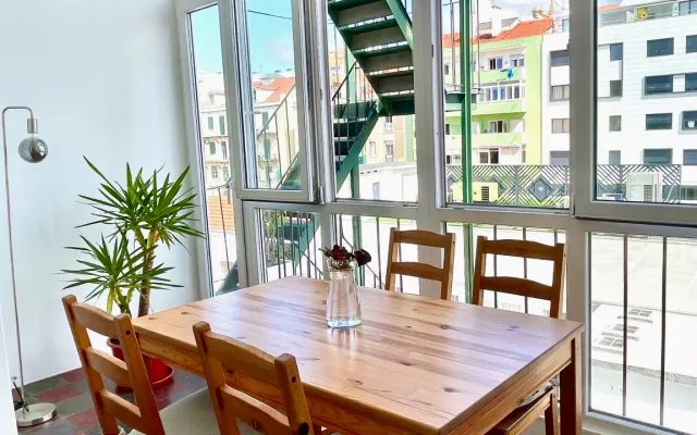 Habitación luminosa con despacho privado anexo y balcón