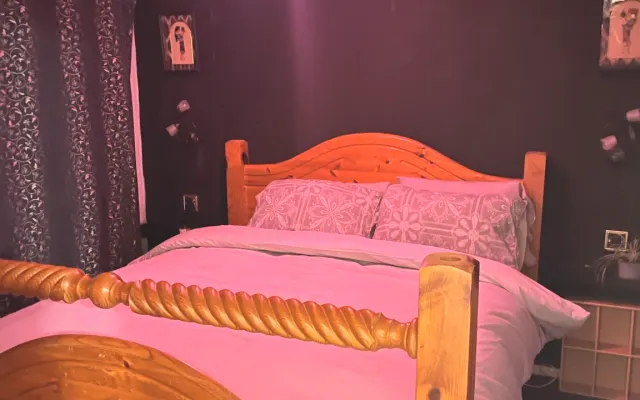 Comfortable private room near Birmingham Airport.