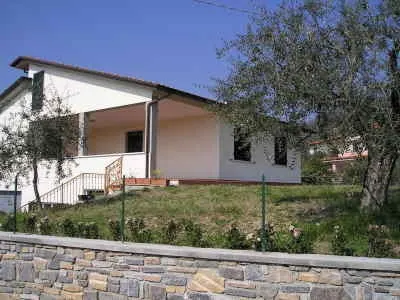 piso en pequeña villa con balcón vista puesta de sol