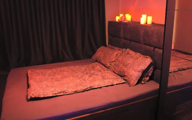 King-size bed and urban vibe