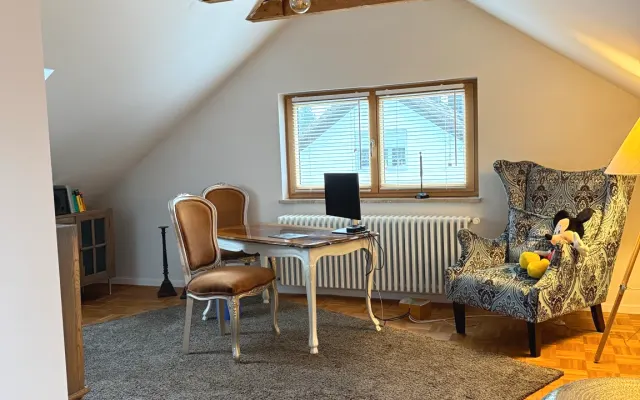 Big room in the top floor of my house /bathroom en suite