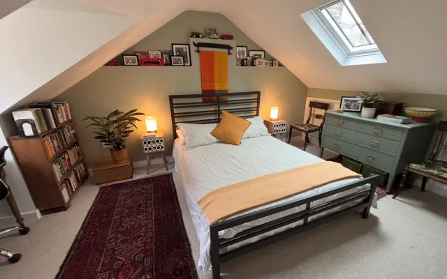 Gay Georgian Gloriousness: Una cama y un baño magníficamente soleados...