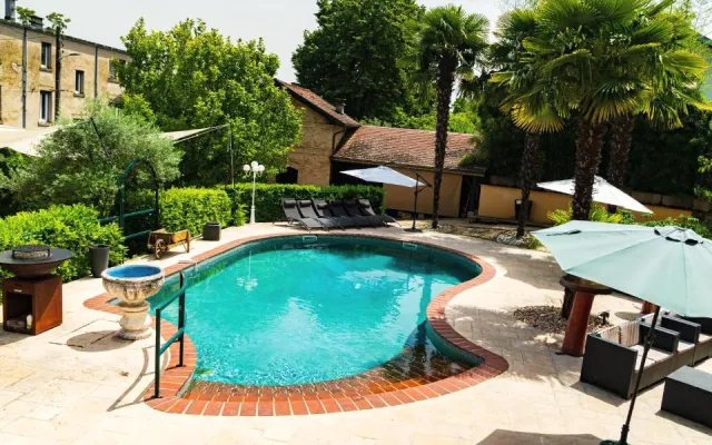 House with pool & garden - near town center