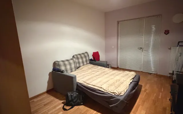 Bel appartement avec balcon à la périphérie de la ville dans le...