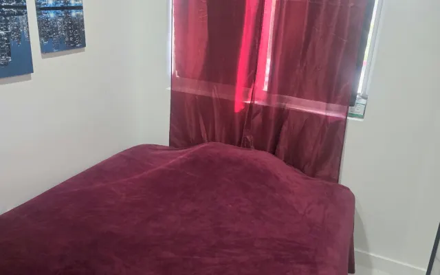 Espacio semiprivado asequible para dormir