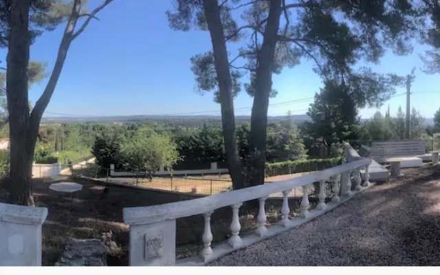 Quarto com casa de banho privativa numa casa encantadora