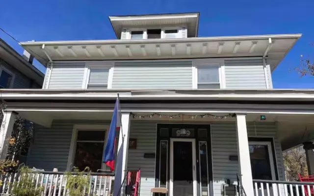 Bright second floor apartment in Wasena, close to everything!