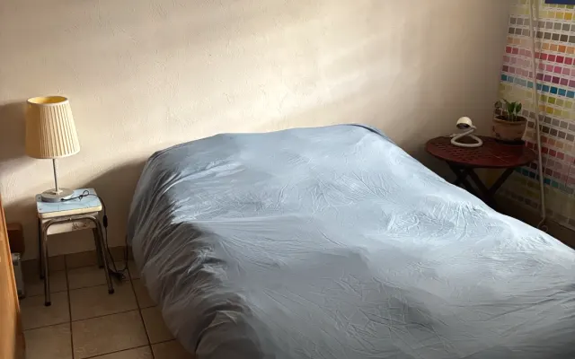 Piccola camera indipendente con bagno privato e servizi igienici...