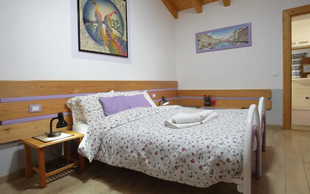 Casa rústica de pedra e madeira, numa zona calma perto da floresta