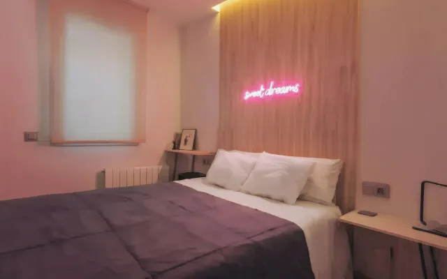 NUDISMROOMBARCELONA: habitación nudista con baño privado