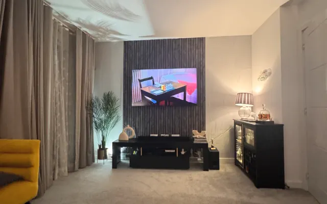 Chambre privée élégante dans une maison pour homosexuels près de l'aéro