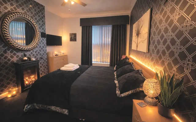 A large luxurious king sized garden view room.