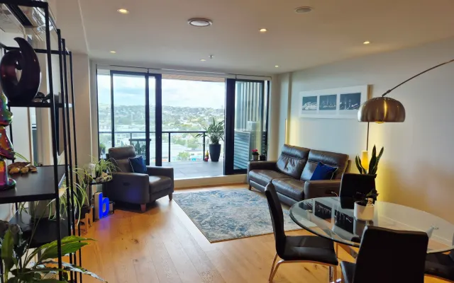 A paragem perfeita: Quarto ensolarado com vista para o porto