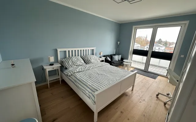 Modernes Zimmer mit Arbeits- u. Wohnbereich mit Balkon zentral gelegen