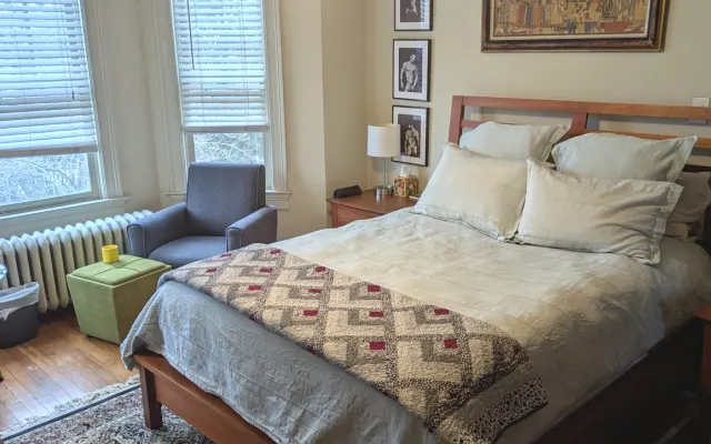 Camera privata nella casa di tendenza Mount Pleasant Row House