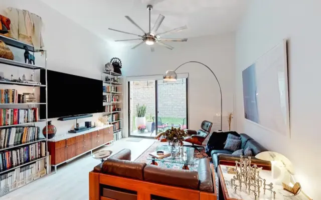 2 bedrooms/2 bathrooms condo unit w/parking