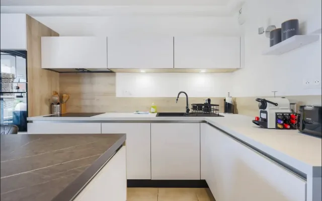 Q&R Renting- Eclipse Air-conditioned Room Sea Parking