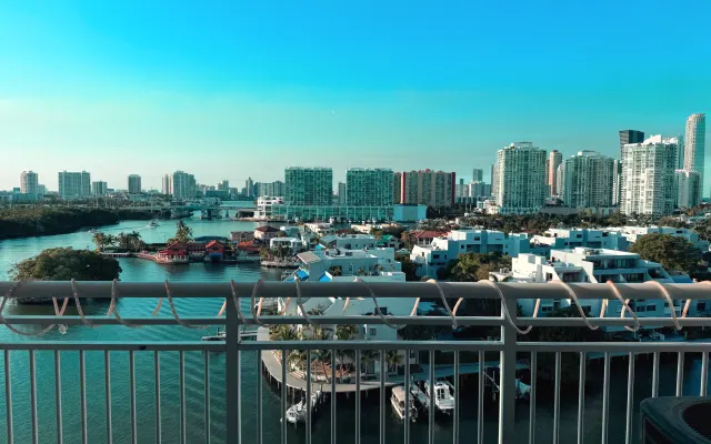 Clothing optional apartment, walking distance to Haulover Nude Beach