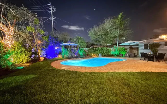 Beautiful room with shared spaces and heated pool in Wilton Manors