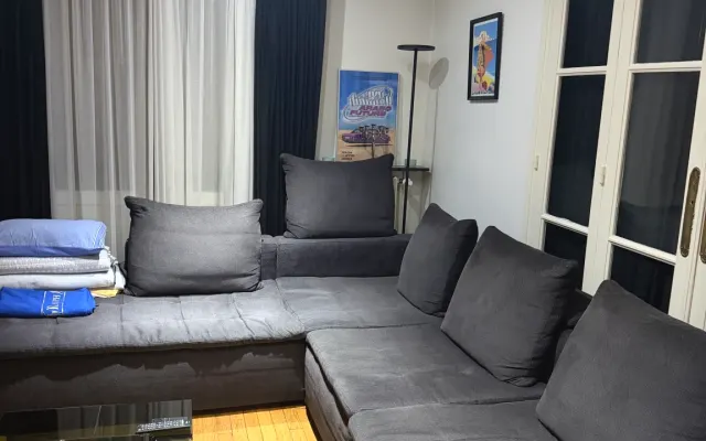 Sofá grande y cómodo en un apartamento de lujo