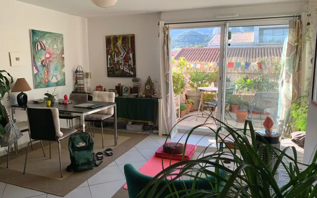 Apartamento luminoso com 2 quartos entre o mar e as colinas