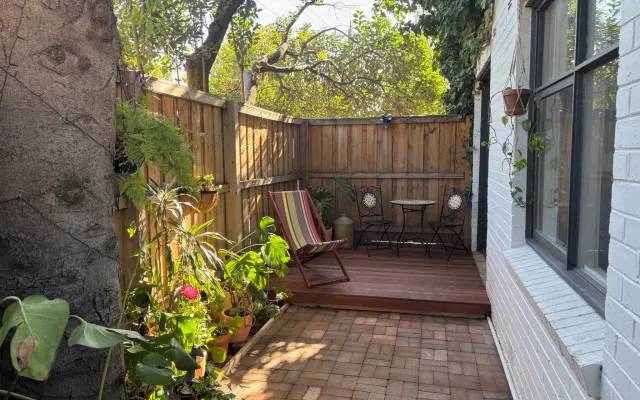 Apartamento privado de 1 cama con patio frondoso