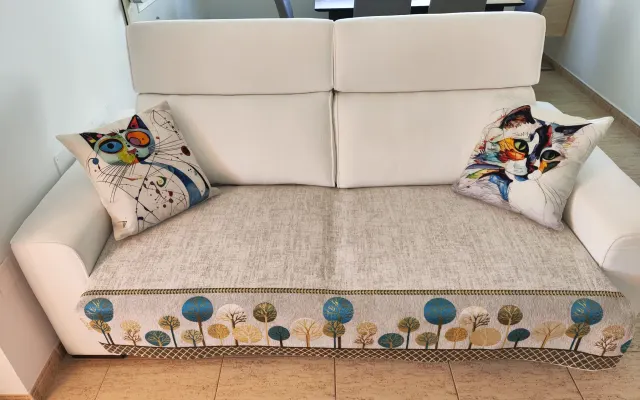 Sofá-cama plano Vera Naturista de luxo só para homens. Piscina interior.