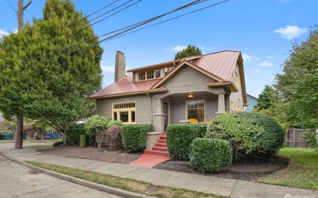 Artsy, cozy and close to Light Rail, restaurants, the Univ. of WA.
