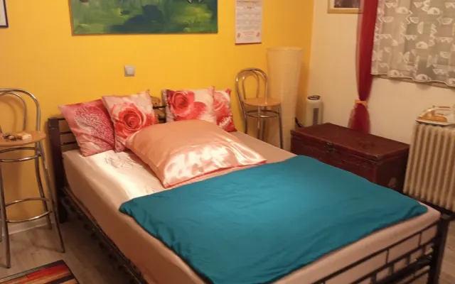 Hello, cozy room and enough space for two.