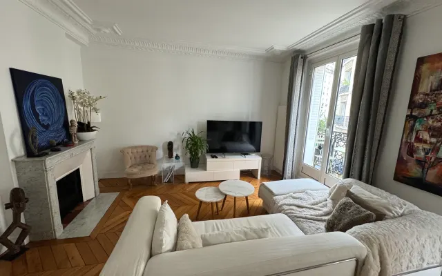 Apartment between the Buttes Chaumont and the Bassin de la Villette - copy...