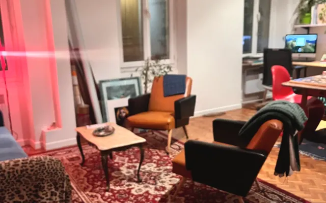 Grande apartamento luminoso no centro da cidade.