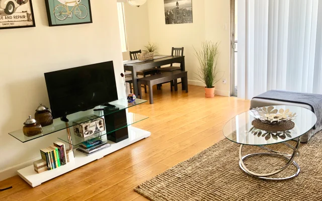 Sonnige 1BR Wohnung im Herzen von West Hollywood mit Parkplatz