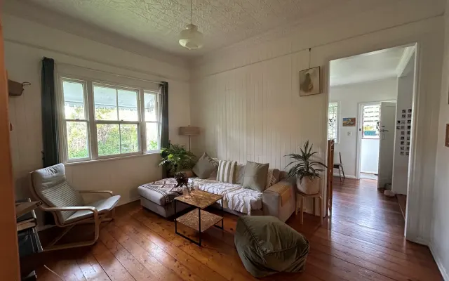 Quarto na bonita casa de campo com folhas